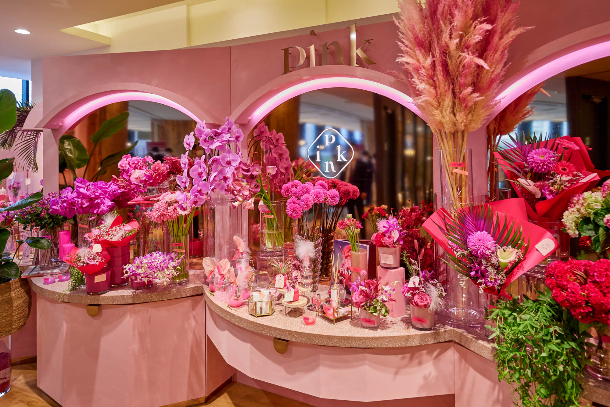 大阪・阪神梅田「Pink by Aoyama Flower Marketの店内