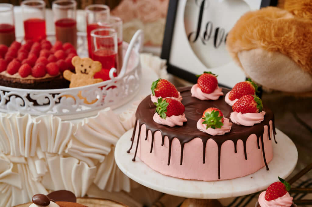 ストロベリースイーツブッフェ「HERMANN Teddy’s Strawberry Wonderland」のピンクストロベリーショートケーキ