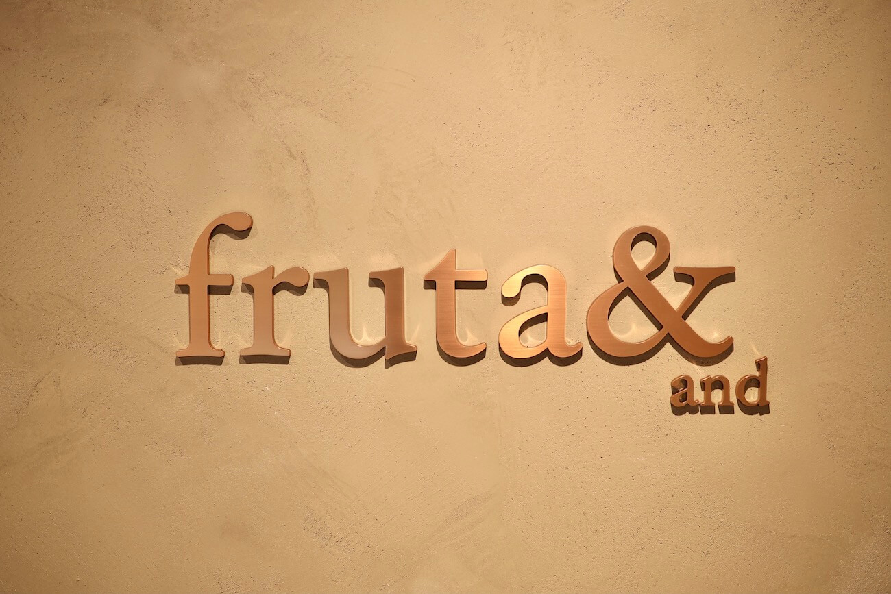 fruta&(フルータ アンド)のロゴ