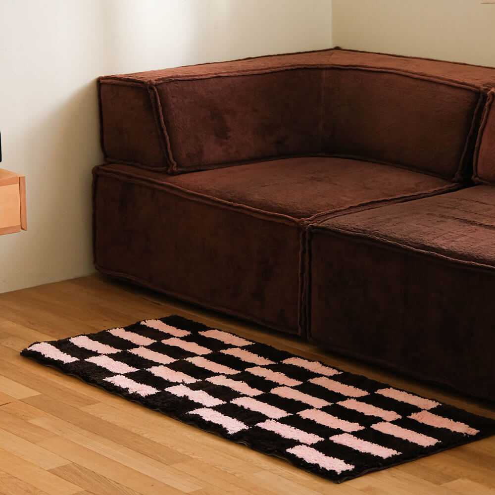 SQUARE(BROWN)のマットをソファ前に置いた部屋